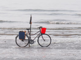 Fahrrad mit rotem Korb